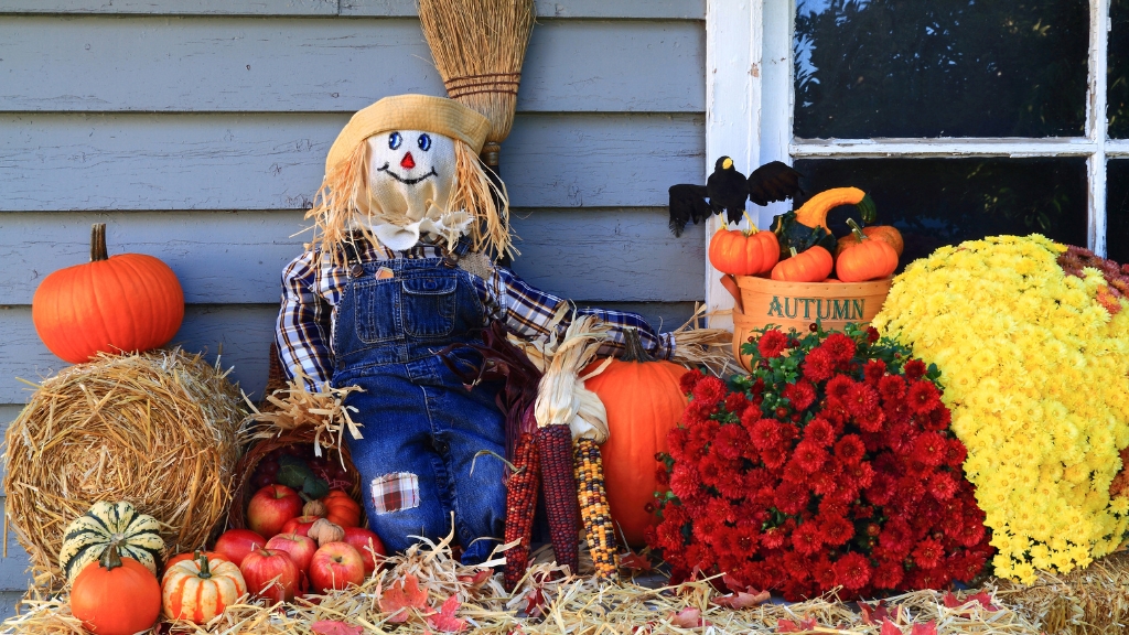Scarecrows are a great way to add some seasonal flair to your garage